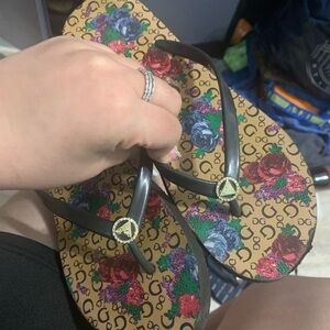 Guess flip flops size 8
